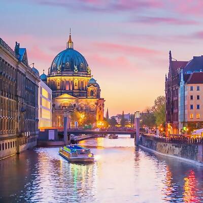 Der Berliner Dom am Lustgarten auf der Museumsinsel an der Spree in Deutschland