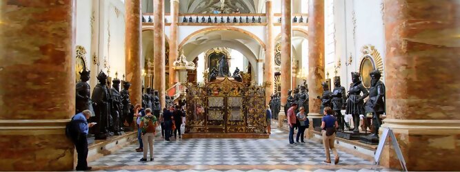 Stadt Urlaub Innsbruck In der Kaiserlichen Hofkirche stehen 28 schwarze Männer Wache, deshalb nennt sie der Innsbrucker Volksmund „Schwarzmanderkirche“. Die lebensgroßen Bronzefiguren bewachen aber nicht die Kirche, sondern das Grabmal Kaiser Maximilians I in ihrem Inneren. Kurios: acht der „schwarzen Männer“ sind Damen, und der Sarkophag des Kaisers ist leer.